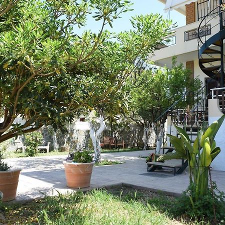 Modern Apartment With Garden Kissamos Luaran gambar